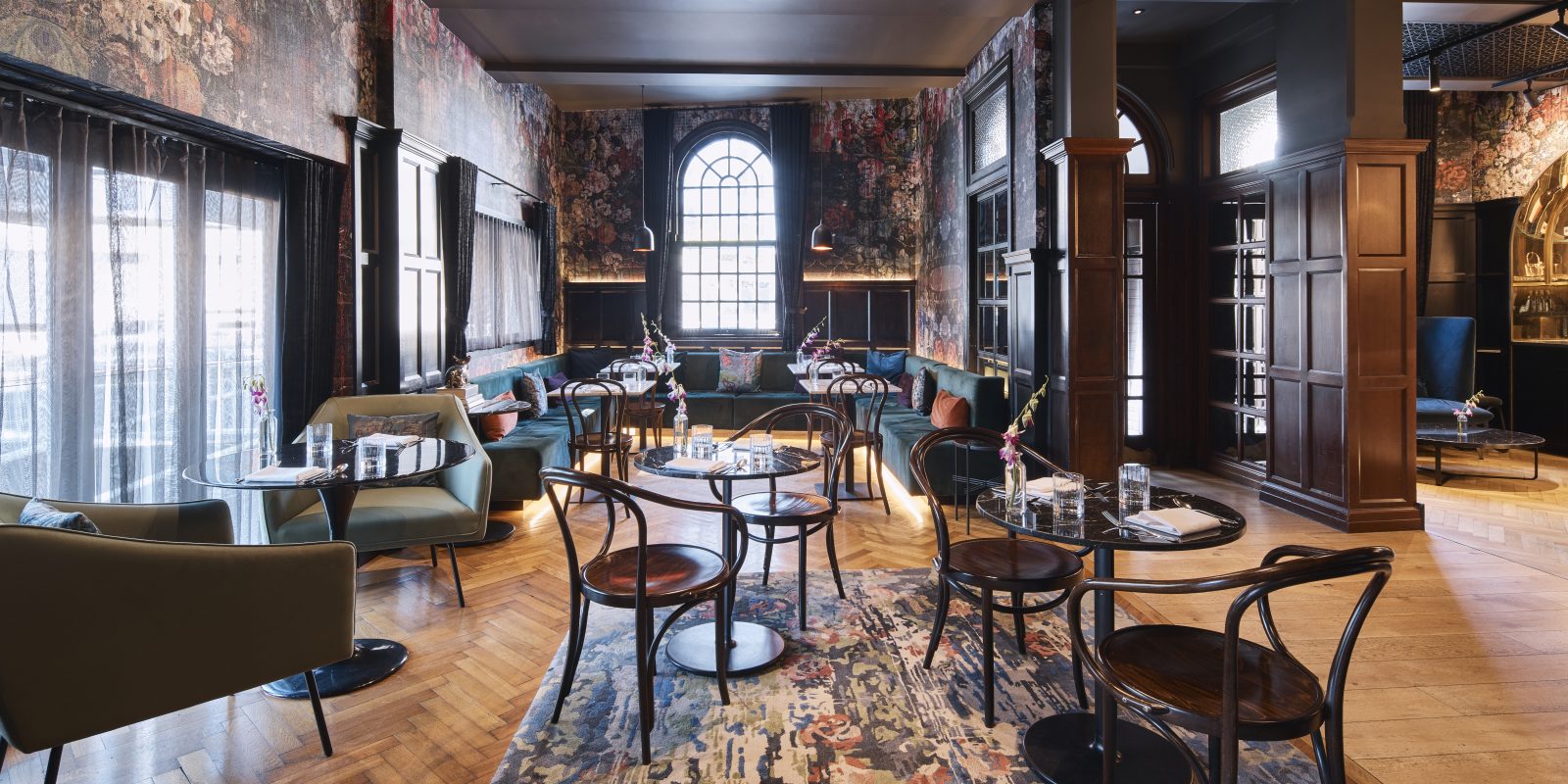       The Inchcolm Bar

              7 days a week
      
              
          Service Hours
Bar Service &amp; Dining
Monday to Saturday – 5pm-9pm
Sunday – 5pm to 9pm (bar snacks only)
Three Martini Dinner
Monday to Saturday – 5pm to 9pm
Martini Hour
Monday to Saturday – 5pm to 6pm
&nbsp;

        
          